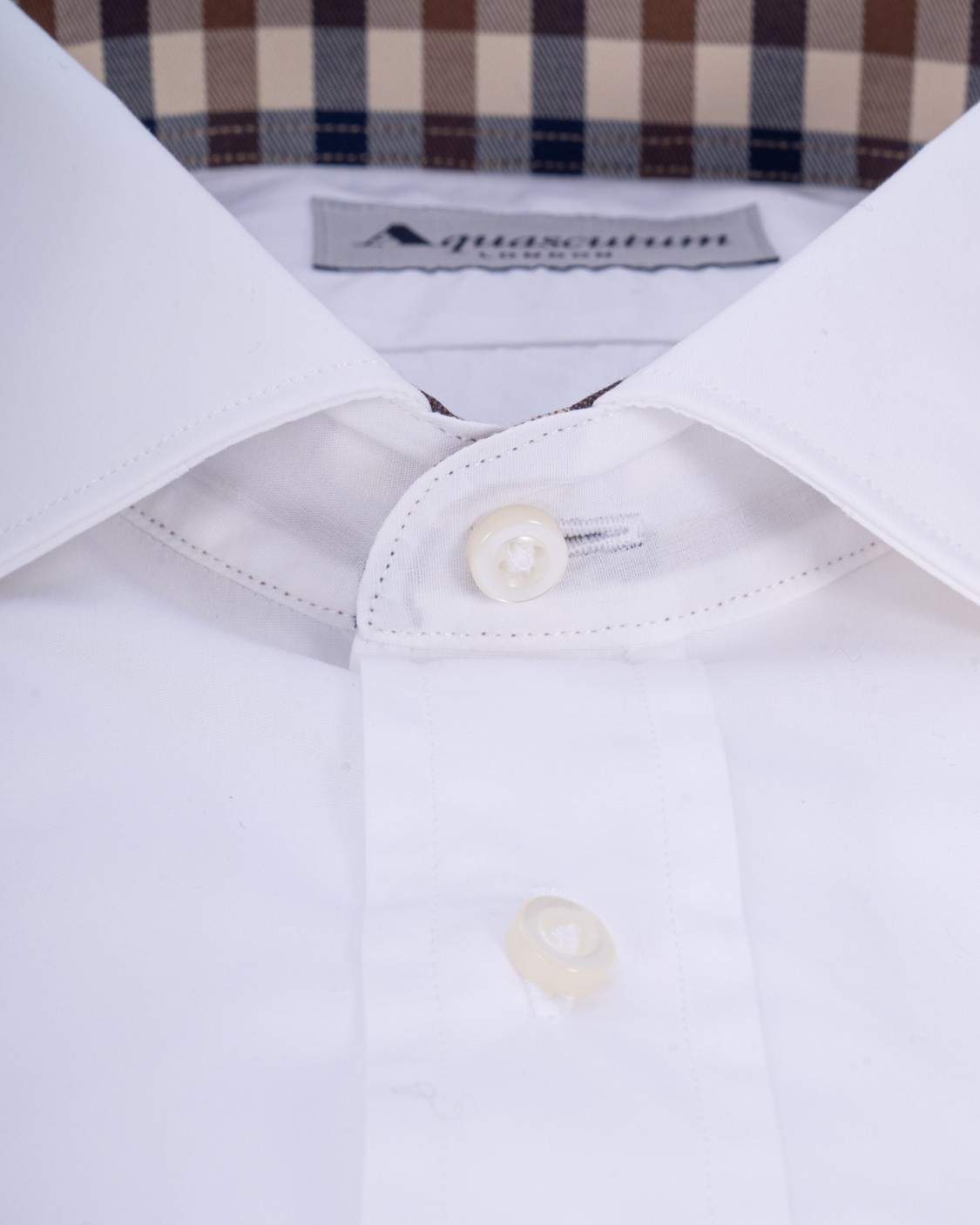 shop AQUASCUTUM Saldi Camicia: Aquascutum camicia in cotone.
Maniche lunghe.
Collo francese.
Regular fit.
Interno collo a quadri.
Composizione: 100% cotone.
Made in Italy.. SHIRT LA06-00 number 6089139